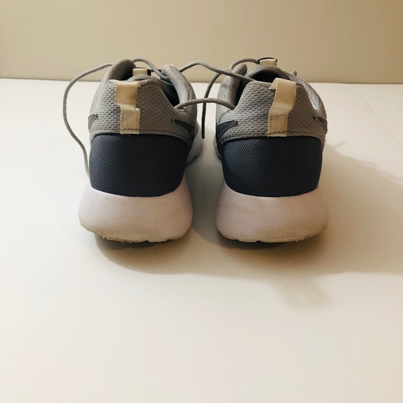 Nike woman’s Roche 1 shoes - Picture 3 of 8